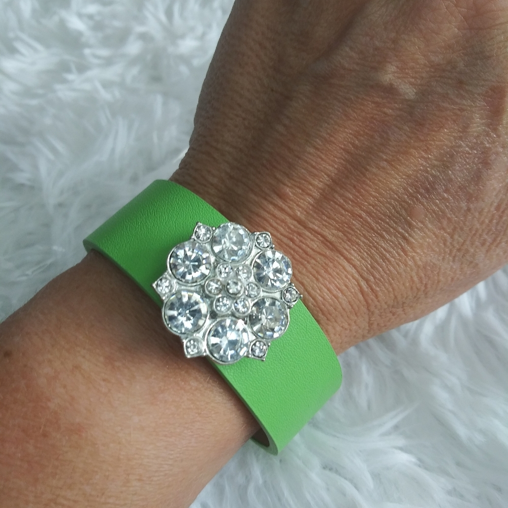 NWT Show Stopper green urban wrap & snap adjustable bracelet